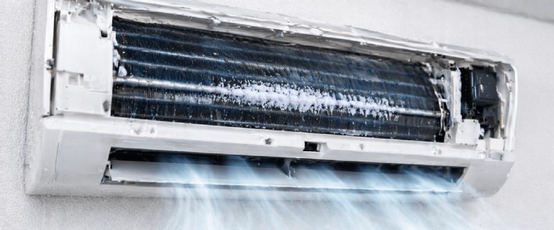 冷氣吹到結冰正常嗎？成因、影響與解決方法一次掌握